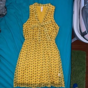 Pretty yellow dress 🌼🌿